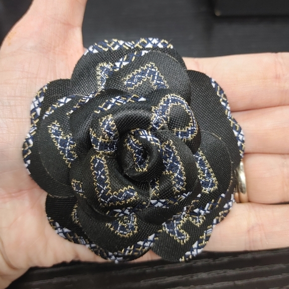 CHANEL Jewelry - 2019 "limited edition" Christmas camellia